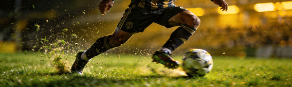 足球比赛直播画面特写，球员带球突破瞬间