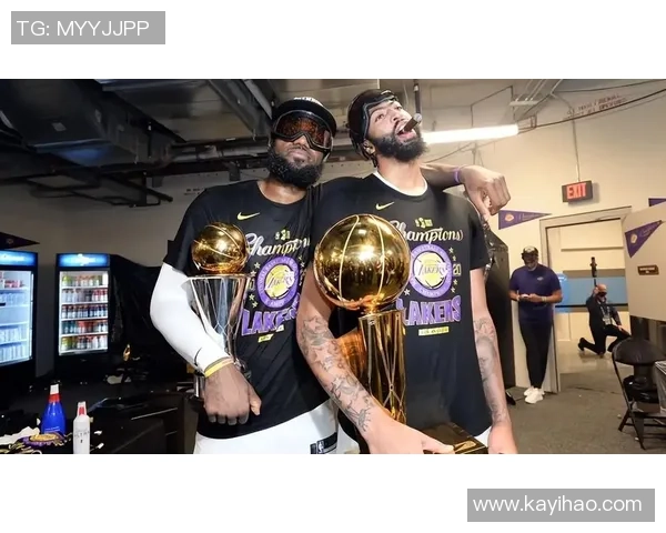 詹姆斯与姚明的篮球传奇壁纸展现运动精神与友谊的完美结合